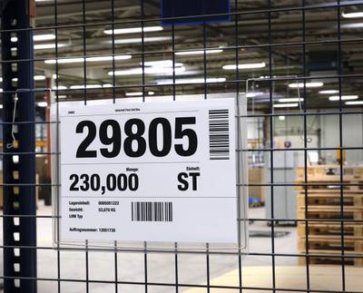 Plastficka A4 liggande, med metallklämmor och flik Plastficka A4 liggande, med metallklämmor och flik