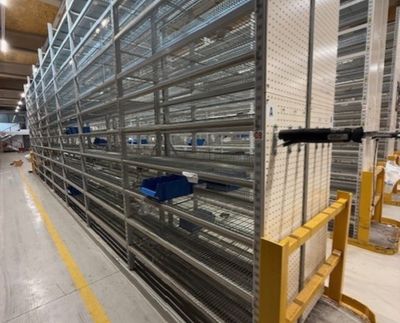 Begagnad Optimi butikshylla med gallerhyllor