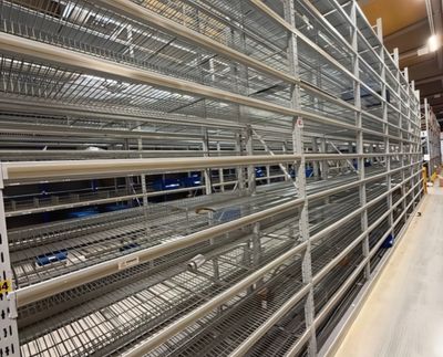 Begagnad Optimi butikshylla med gallerhyllor